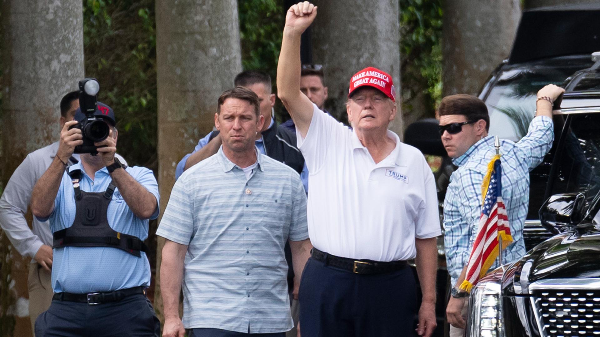 Donald Trump to sign executive orders while his interview with Elon