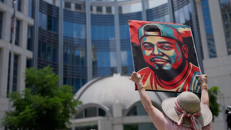Kilmar Abrego Garcia to remain in jail while attorneys spar over whether he’ll be swiftly deported