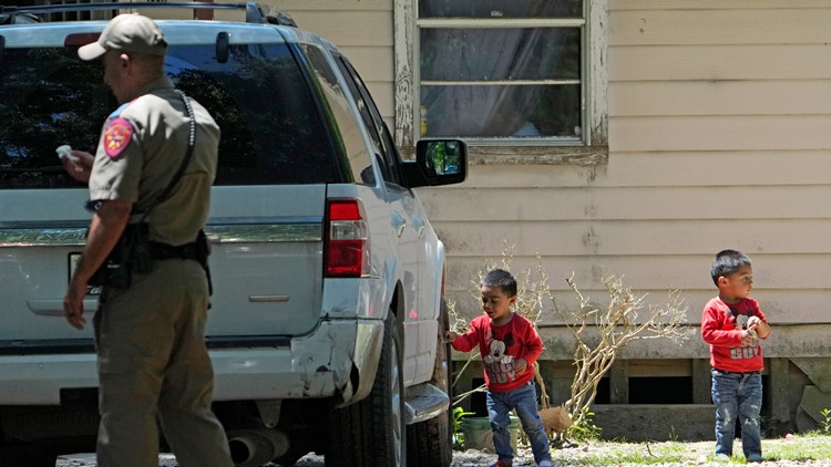 Few leads, false alarm as search for Texas gunman drags on