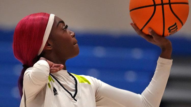 One-armed basketball player makes women's Division III history with basket