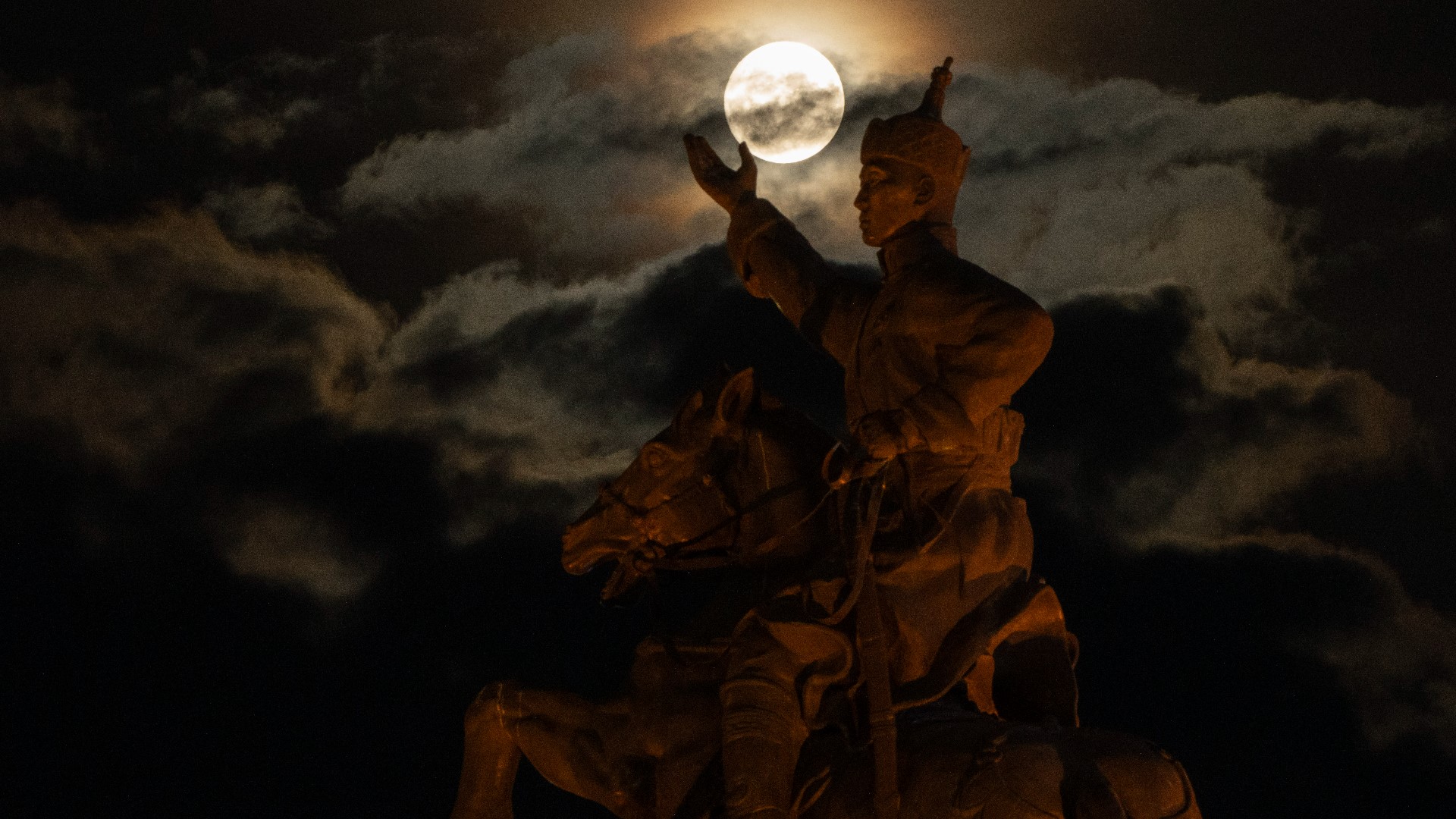 PHOTOS: Rare blue supermoon lights up August night sky | fox43.com