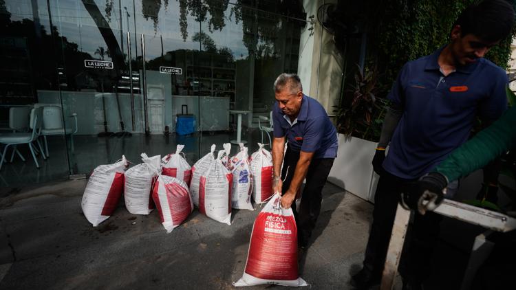 Hurricane Simon pounds resorts and vulnerable towns along Mexico’s Pacific coast