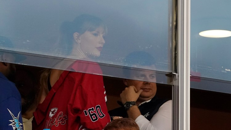 Taylor Swift Supports Travis Kelce at Chiefs Football Game [VIDEO