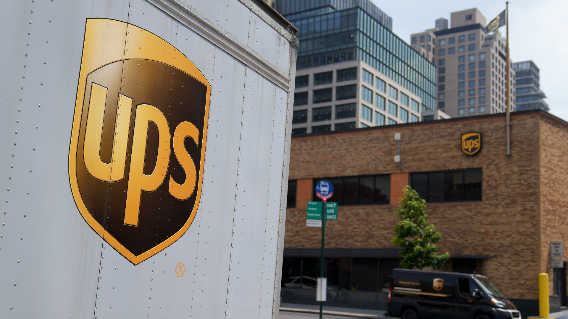 UPS said that it had received an air cargo contract from the U.S. Postal Service that significantly expands an existing partnership between the two.