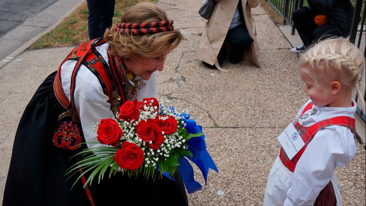 Queen lauds Minnesota church's century of Norwegian worship