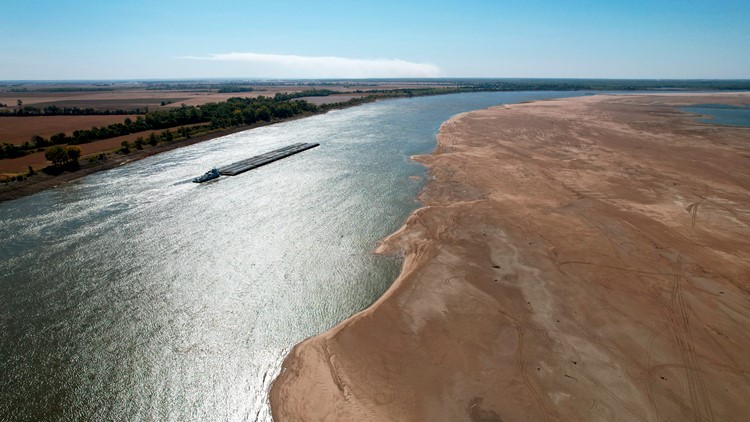 Drought snarls Mississippi River transit in blow to farmers