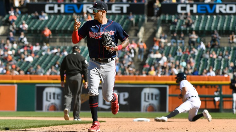 Tigers beat young Woods Richardson, sloppy Twins 5-2