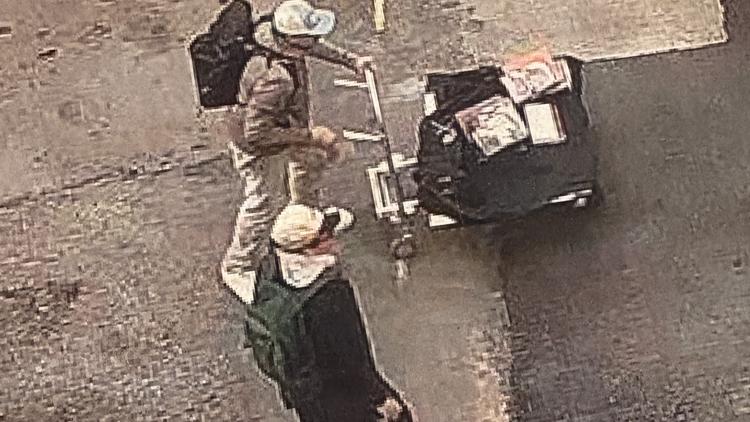 Cameras capture suspects stealing $80K worth of art from North Loop gallery