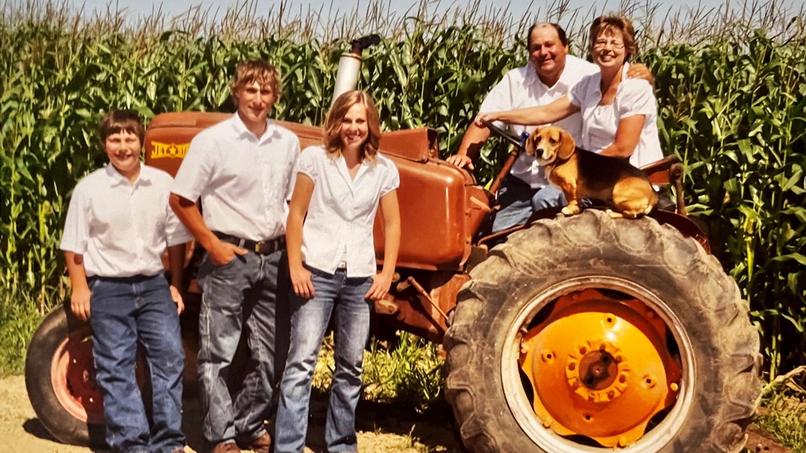 Family harvests corn after suicide of farmer who planted it - Vimarsana News