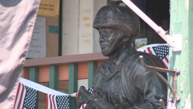 'Handsome Gene' statue returned to store with emotional history intact