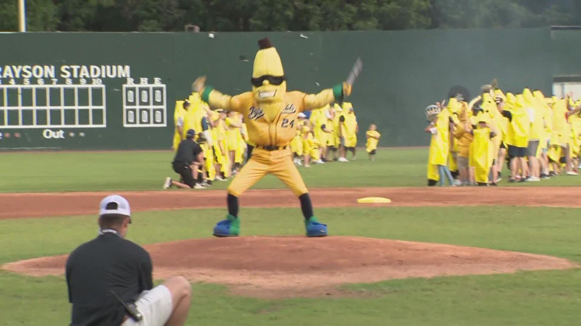 Savannah Bananas deliver a dance party to Legends Field