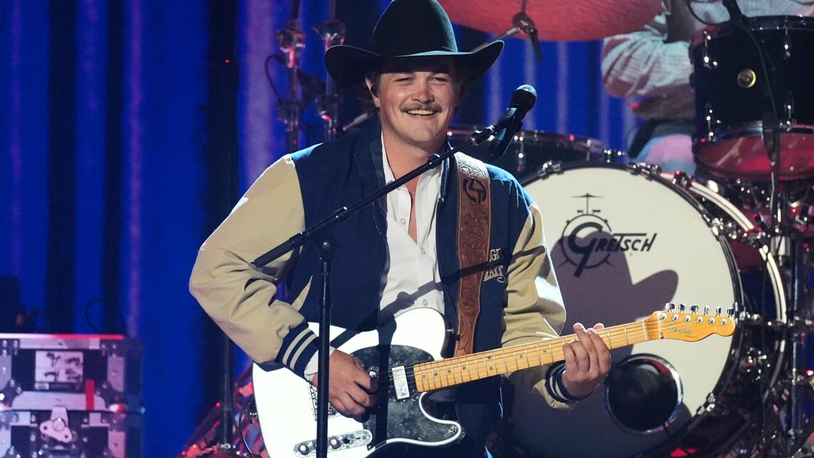 Country star Zach Top bringing 'Cold Beer and Country Music Tour' to Des Moines