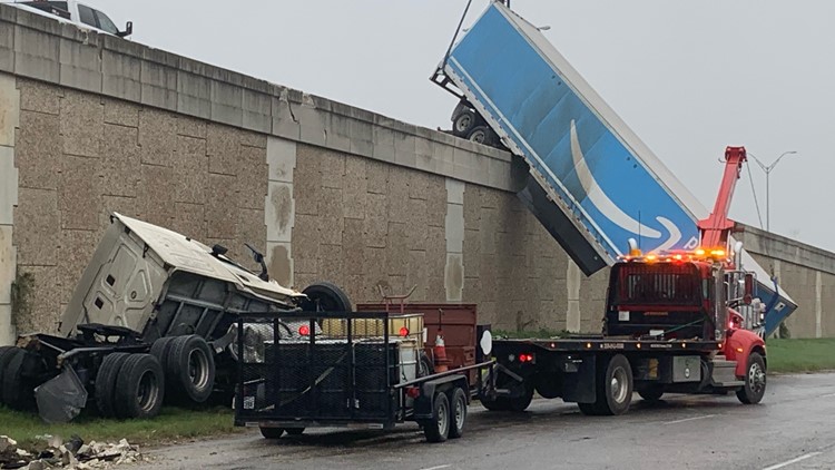 Video shows Amazon 18-wheeler trailer hanging off Interstate 35