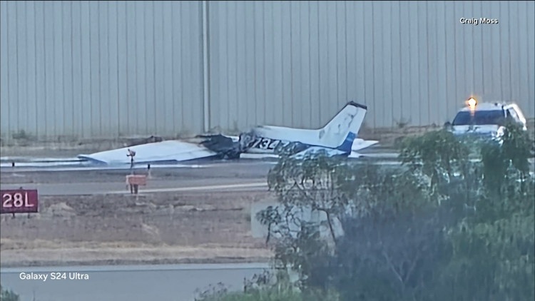 2 dead following plane crash at Montgomery-Gibbs Airport