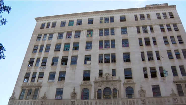 San Diego demolishes California Theatre after inspectors cite structural dangers; preservationists mourn loss