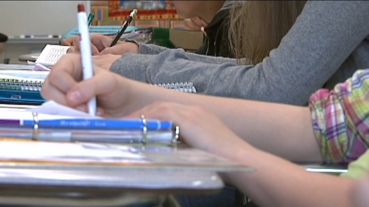 San Diego Unified leaders approve policy to limit technology in classrooms