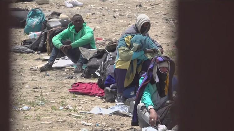 Cientos de migrantes hacen fila en la frontera al oeste de San Ysidro antes de que expire el Título 42