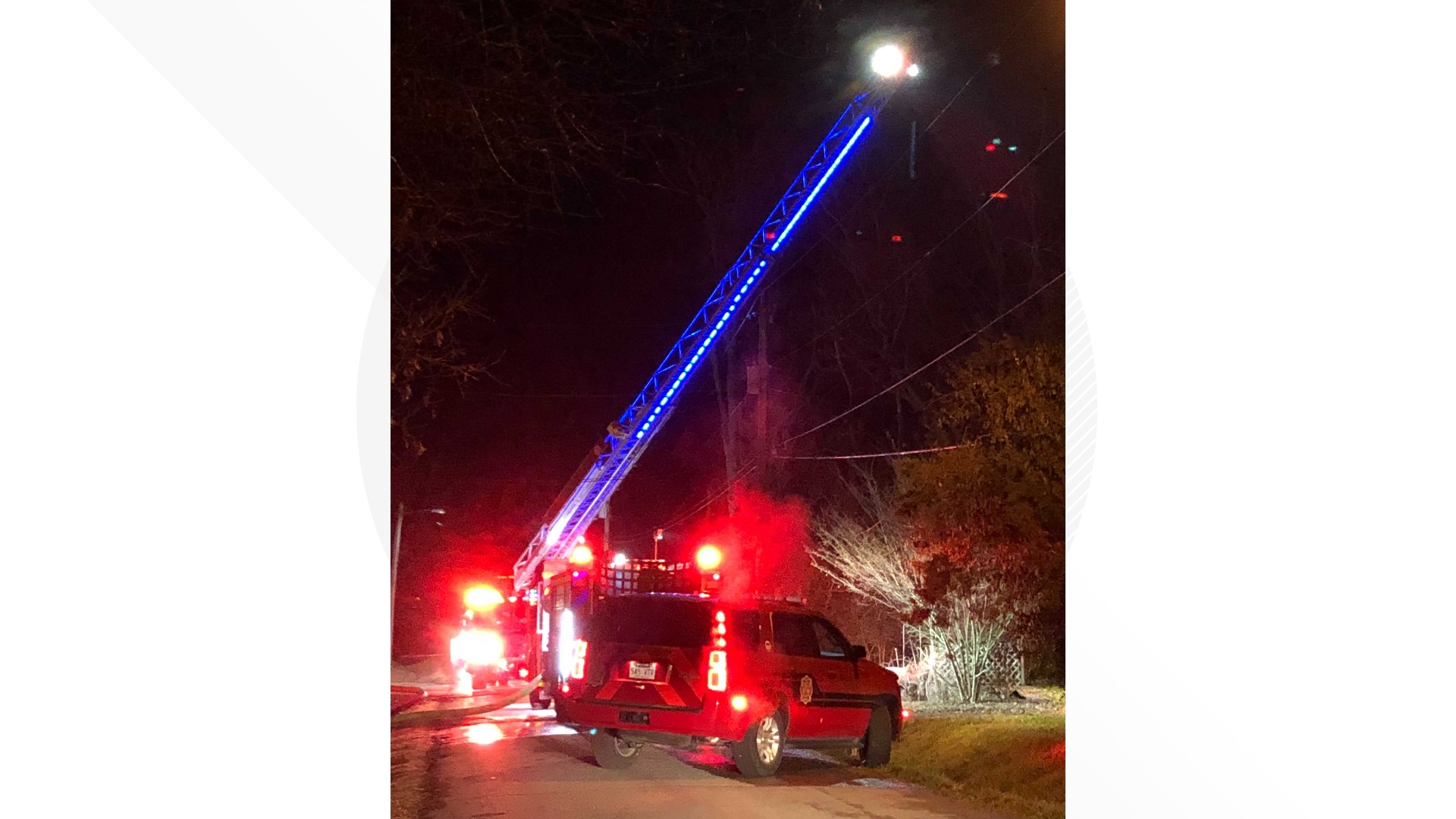 Crews battle house fire in Siloam Springs