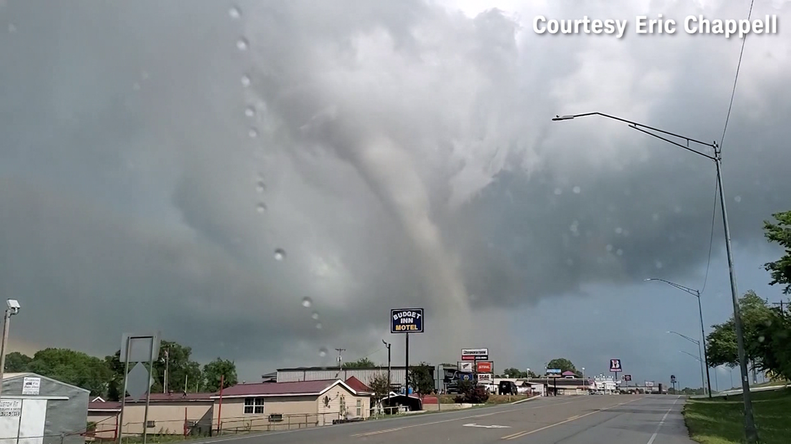 1 killed as apparent tornado hits southern Oklahoma town