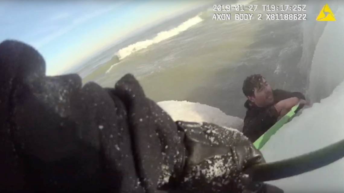 Body Camera Footage Shows Chicago Police Rescuing Man From Icy Lake(02)