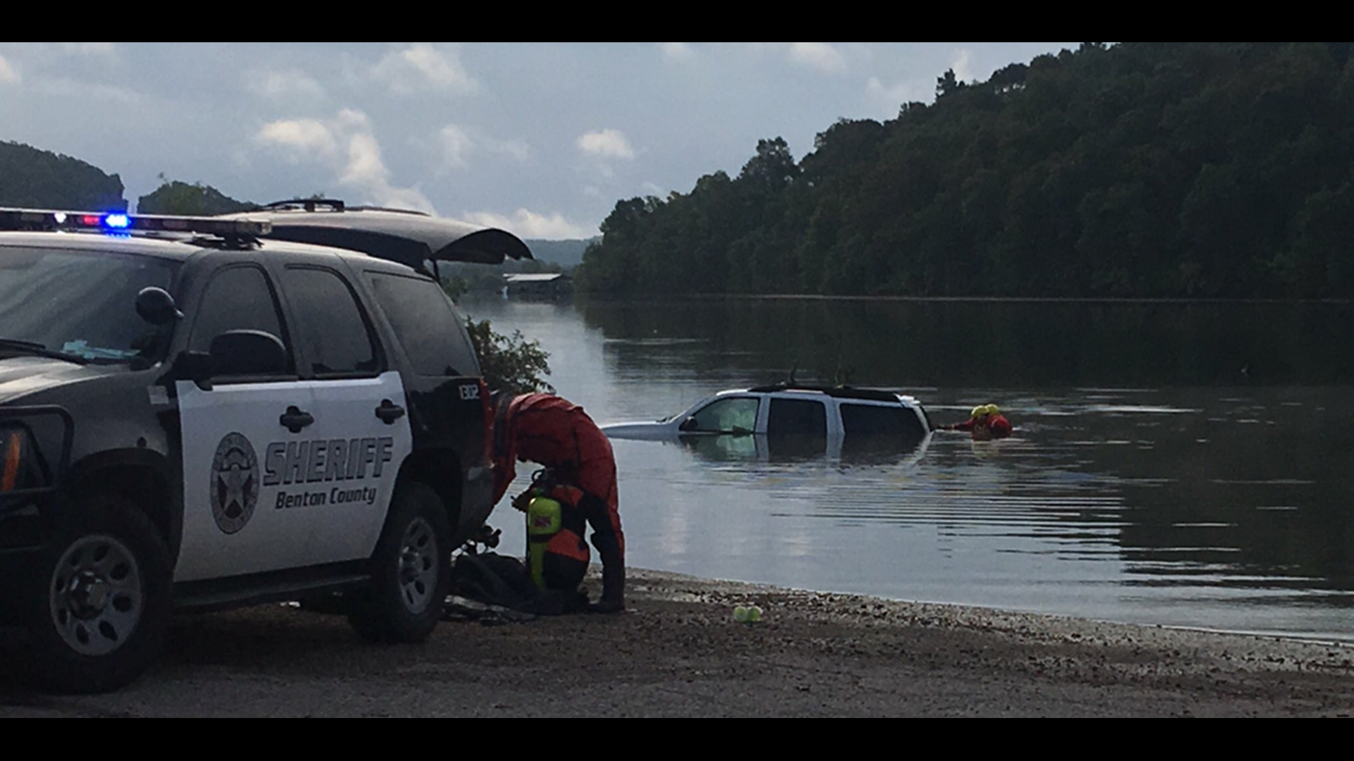 Benton County Crews Work Water Rescue After SUV Submerged | 5newsonline.com