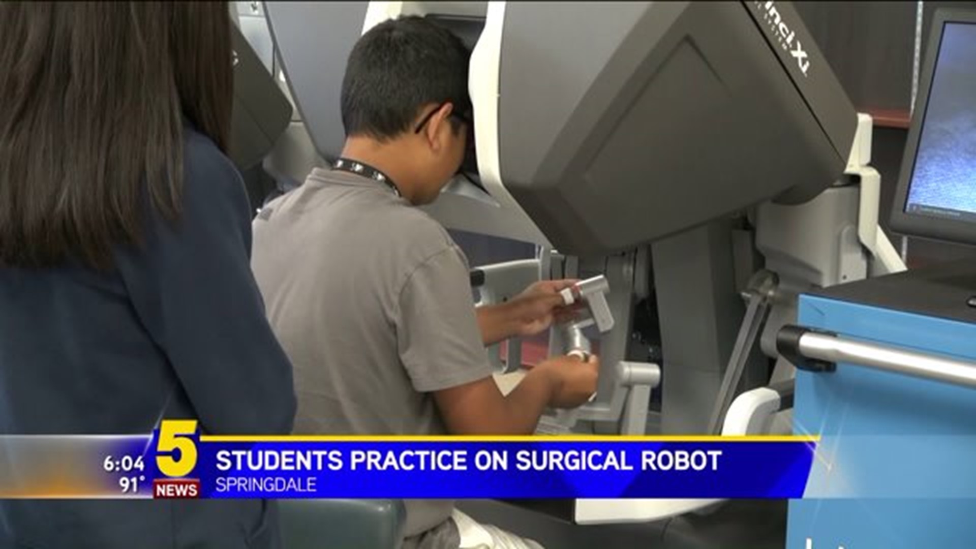 STUDENTS USE SURGICAL ROBOT