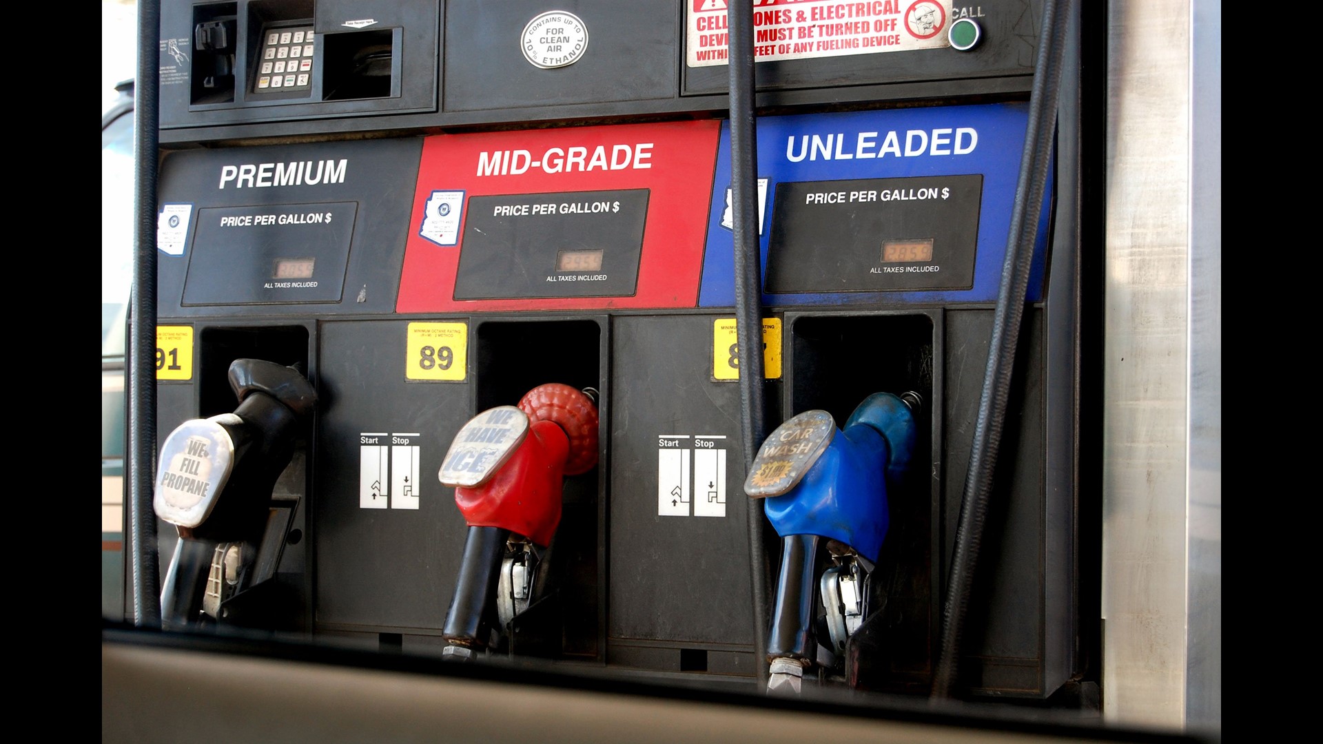 Gas Prices Continue to Drop Across Arkansas
