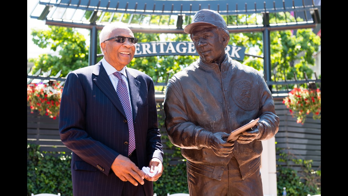 Hall of Famer, pioneering manager Frank Robinson dead at 83