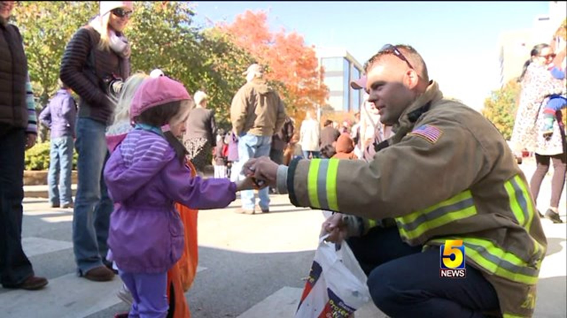 Fayetteville`s Trick-Or-Treat The Square