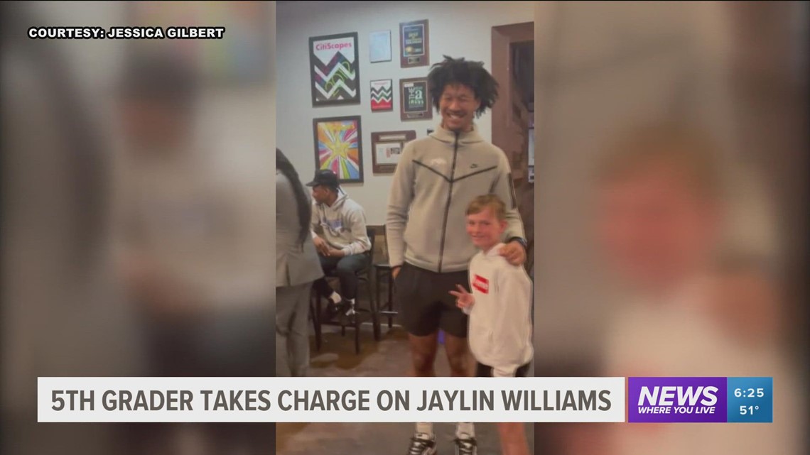 Young Razorback basketball fan meets Jaylin Williams, draws charge foul