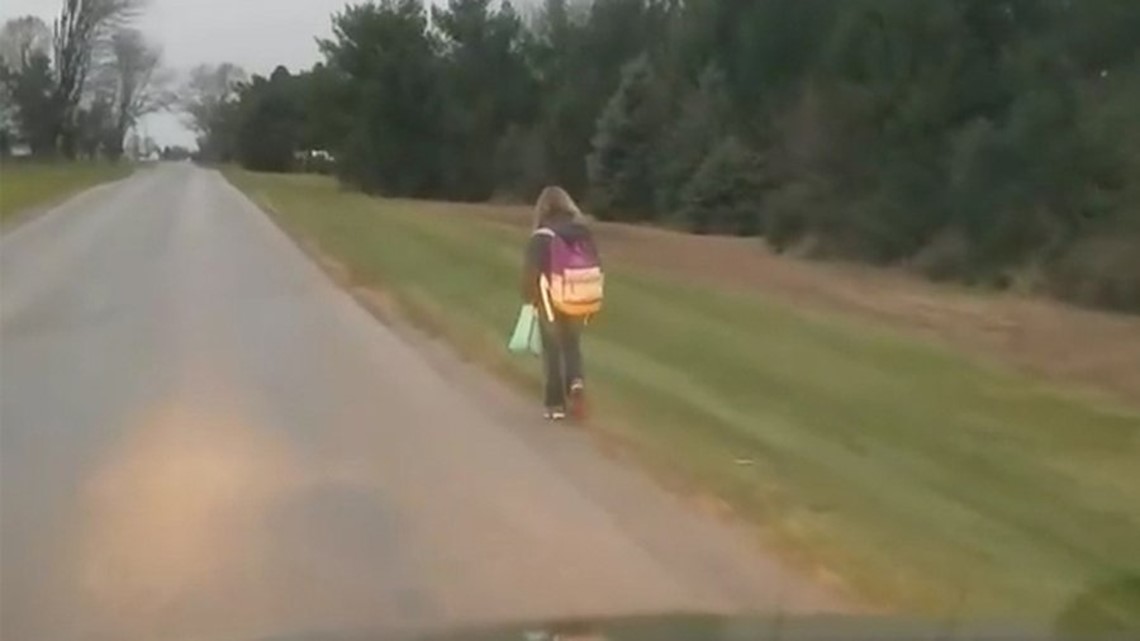 Dad Makes 10 Year Old Daughter Walk 5 Miles To School After Shes Kicked Off Bus For Bullying 6241