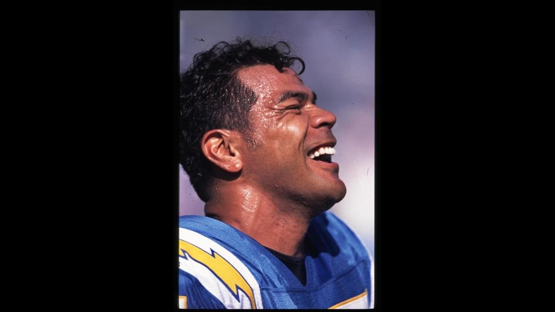 Former Patriot Seau found dead of apparent suicide