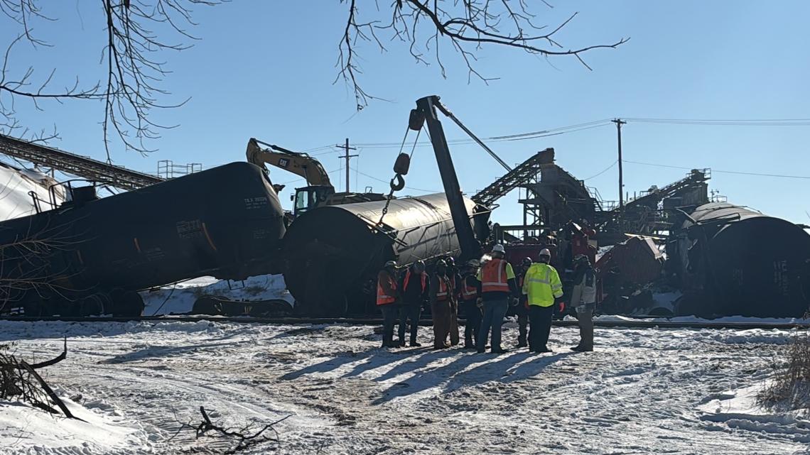 Train derails in Van Buren