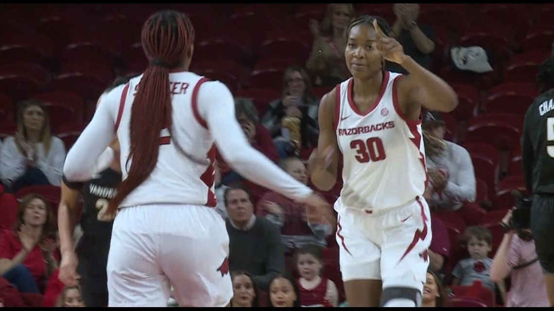 Razorbacks get 34 points from Chrissy Carr to ignite fourth