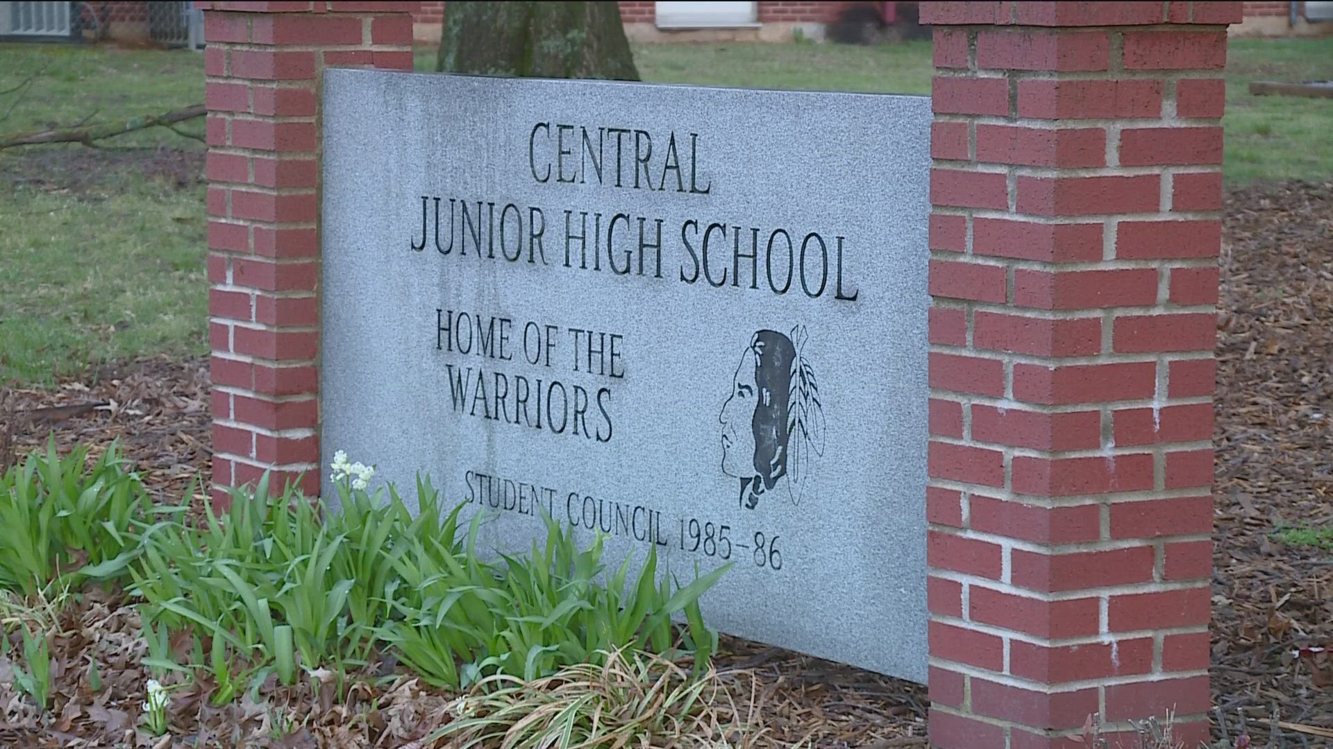 THE DISTRICT INVITED STUDENTS PAST AND PRESENT TO COME TOGETHER AND SHARE MEMORIES INSIDE THE BUILDING ONE LAST TIME AS THE DISTRICT TRANSITIONS TO A NEW BUILDING...