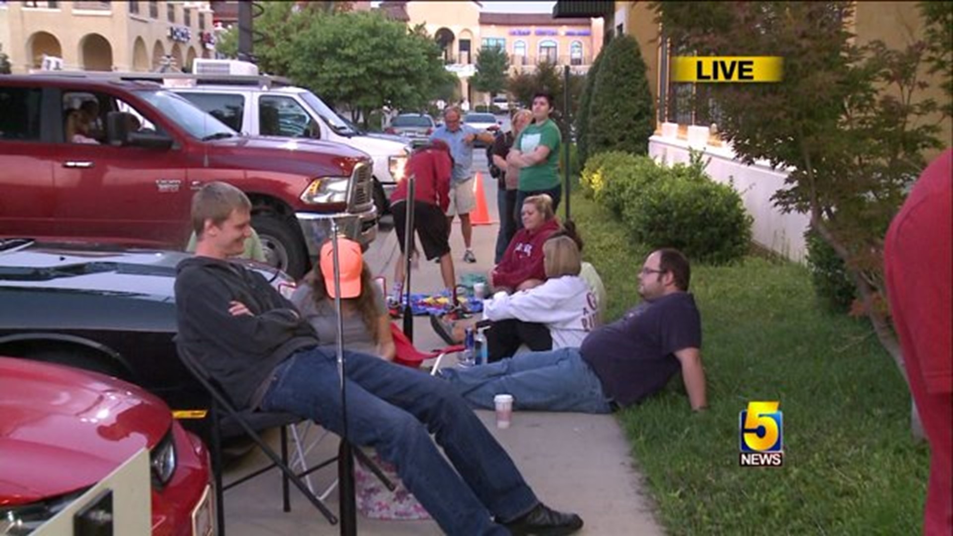 Apple Fans Camp Out to Get iPhone 6