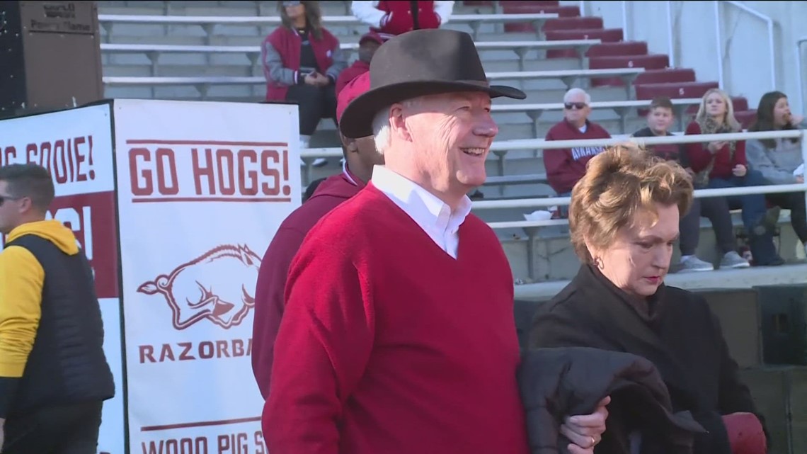 Razorback Fans, Including Asa Hutchinson, Cheer On The Hogs For Final ...