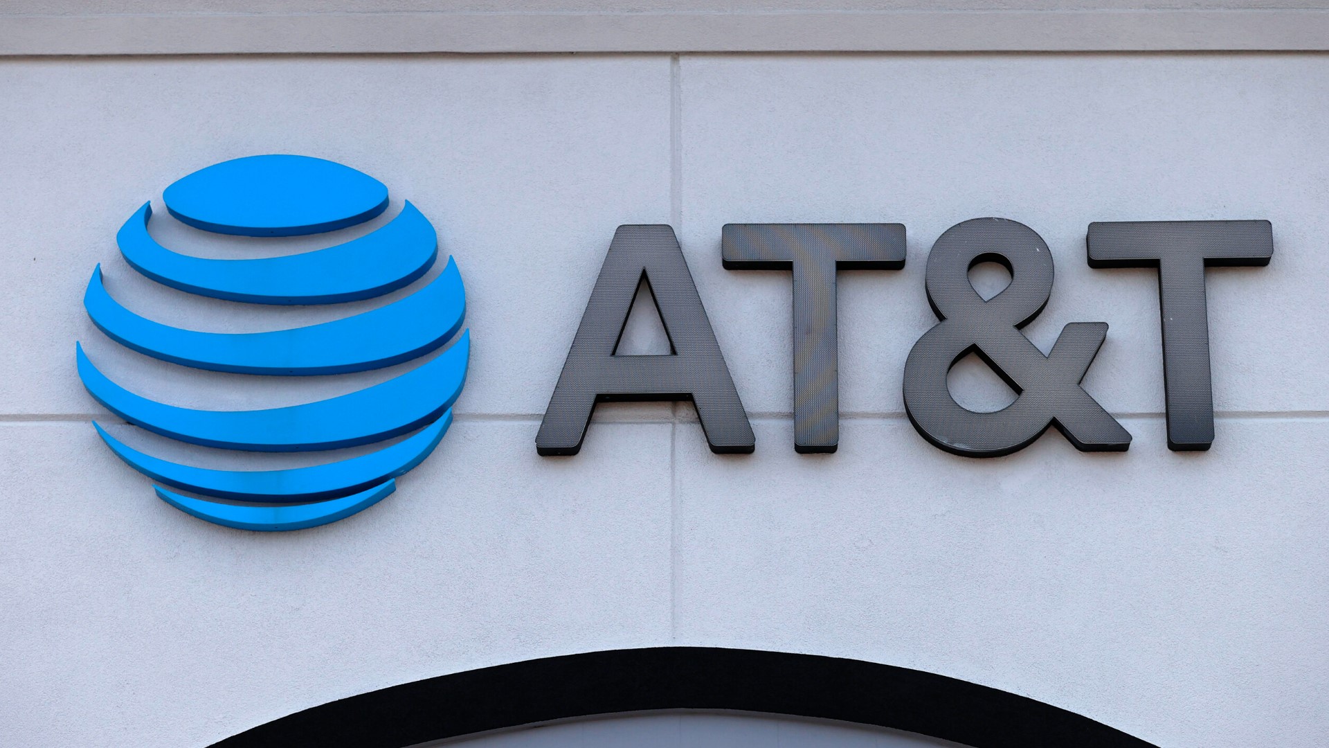 According to Down Dector, more than 40,000 AT&T customers are experiencing service outages nationwide causing them to see an "SOS" message on their phones.