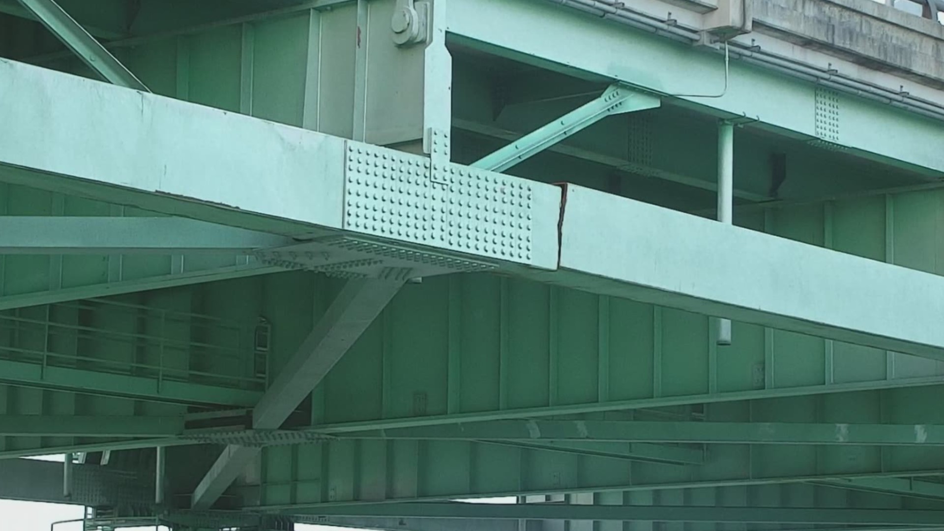 Officials confirm an employee failed at reporting the crack during the 2019 inspection of the I-40 Mississippi River bridge.