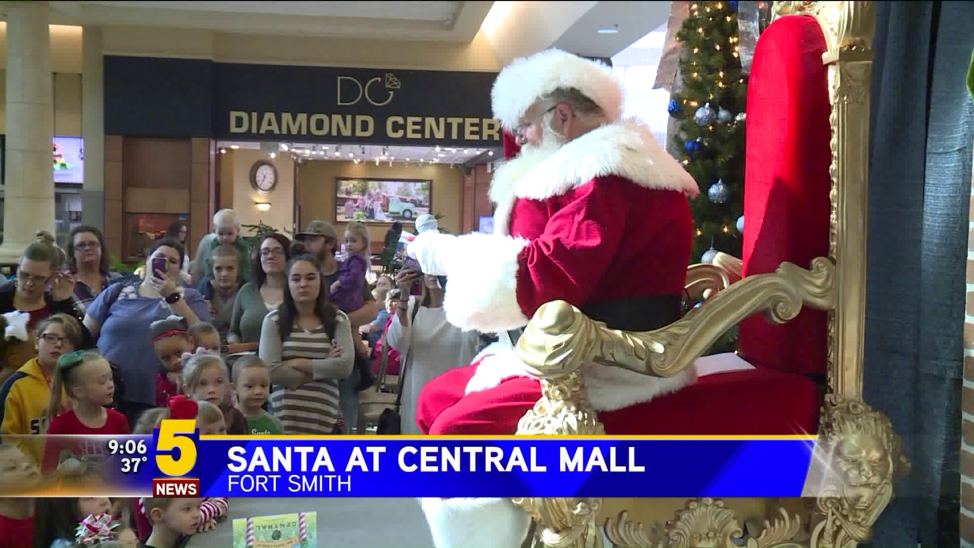 Santa Arrives At Central Mall