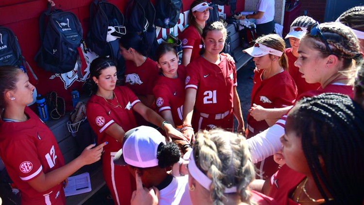 Razorback softball falls to Texas 3-1 in second game of super regional