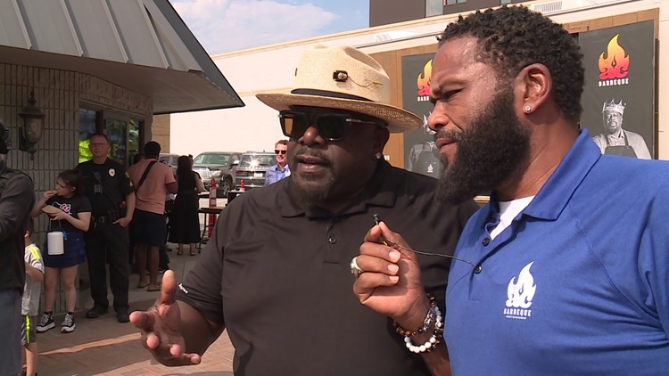 Cedric the Entertainer and Anthony Anderson serve BBQ tacos in NWA