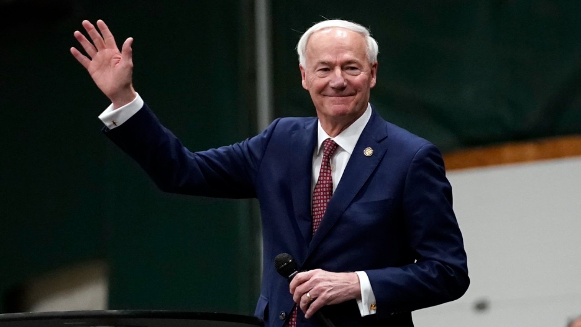 The White House has issued an apology to former Arkansas Governor, Asa Hutchinson. Watch the video to find out why.