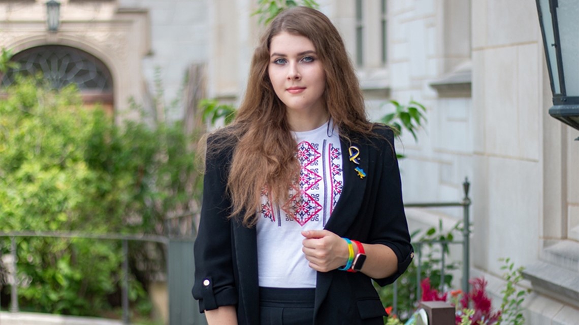 Qizning mushukini qirayotgani videosi