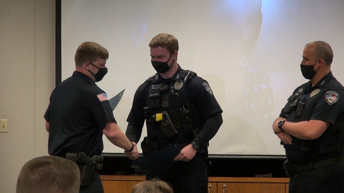 Fort Smith officers commemorated for de-escalating standoff with subject armed with a knife - Vimarsana News