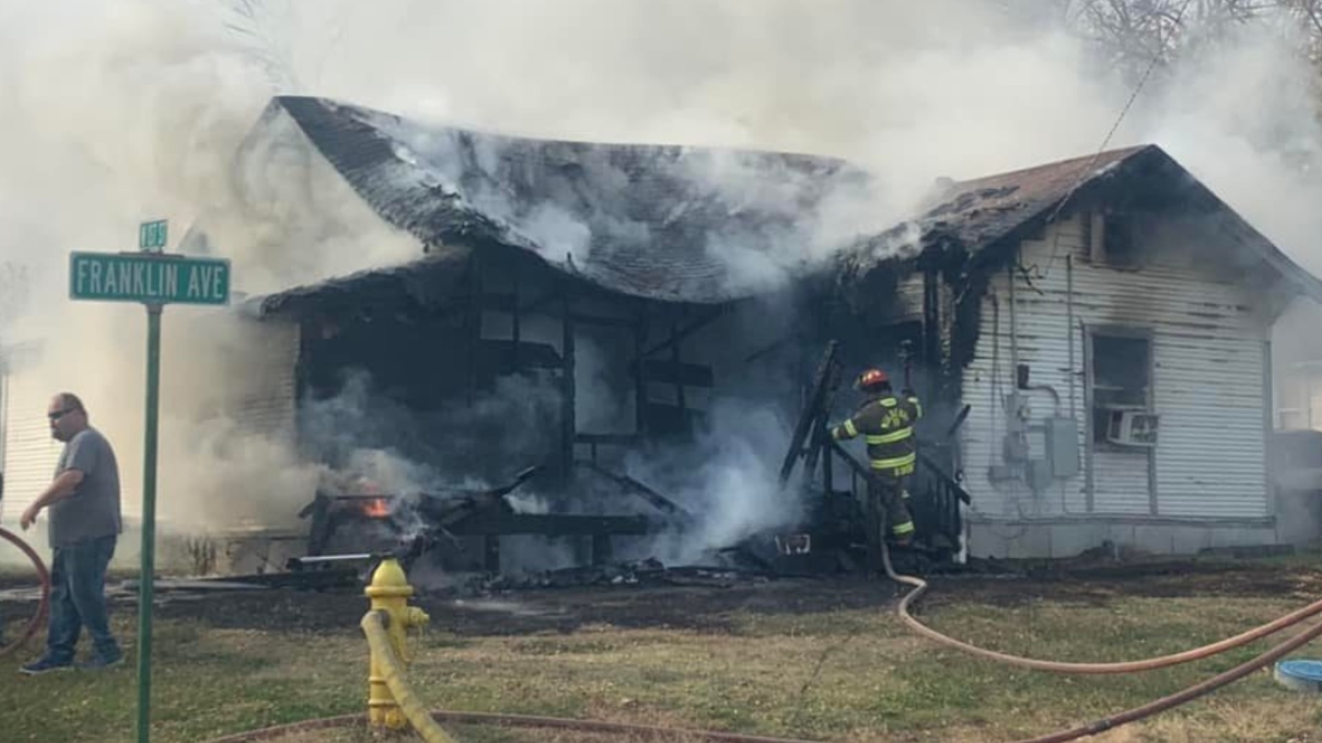 Fire crews respond to Mulberry house fire