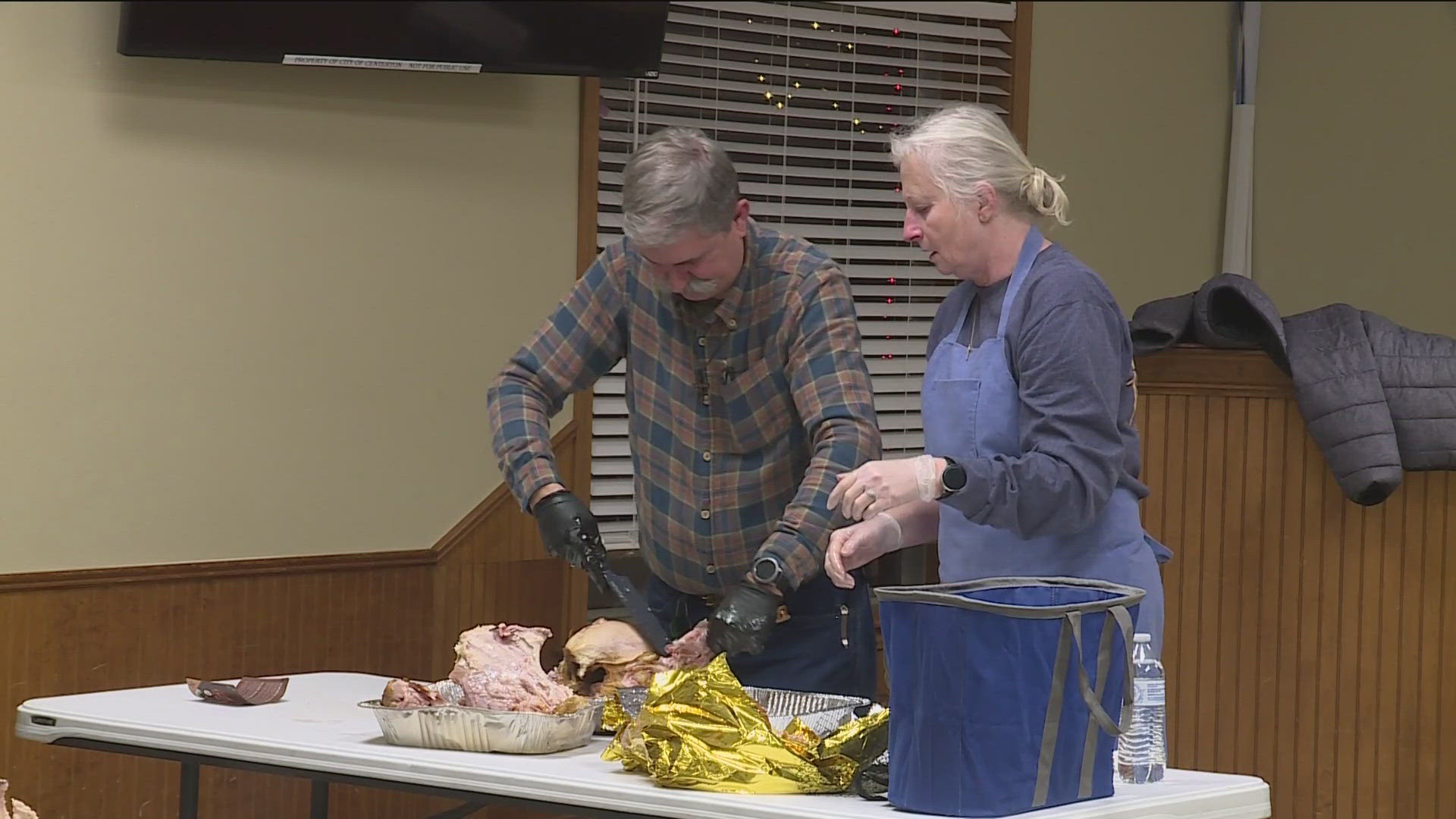 People rolled up their sleeves and brought their electric knifes to get things ready for turkey day. 