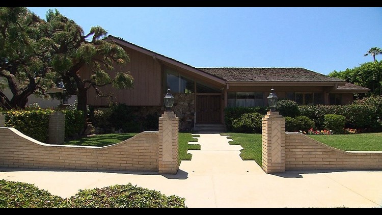 What's HGTV Doing with 'The Brady Bunch' House? - Brady House Tour