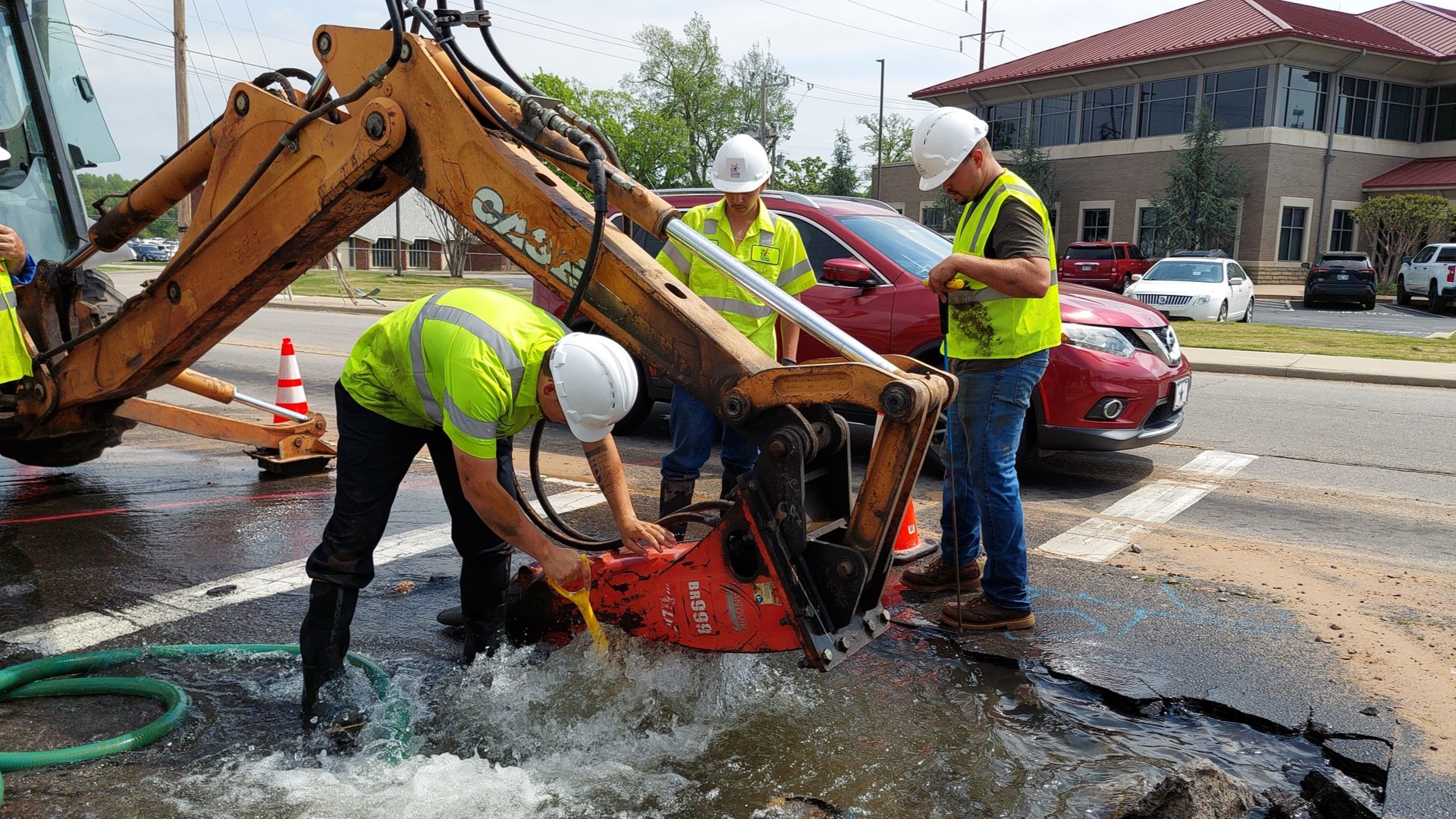 City crews work to repair water main break in Fort Smith | 5newsonline.com
