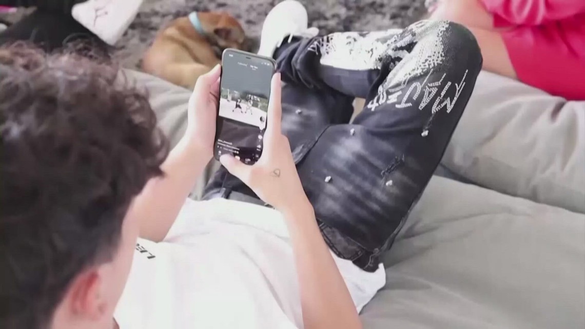 Federal judge blocks latest Arkansas social media law